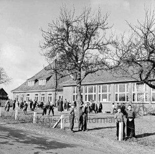 Volksschule: Schulstraße: davor Schulkinder auf Schulhof: in der Mitte und rechts Baum