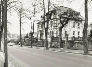 Radeberg, Wohnhaus : Radeberg. Wohnhaus. Dresdner Straße 61. Um 1900. Straßenansicht und Einfriedung
