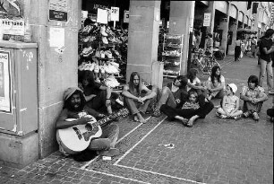Freiburg i. Br.: Gitarrenspieler in der Kaiser-Joseph-Straße