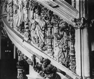 Halle (Saale), Dom, urspr. Dominikaner-Klosterkirche St. Pauli, Inneres, am nördl. 4. Pfeiler von Westen, Sandsteinkanzel, Treppenaufgang, 4 Kirchenväter; Ulrich Creutz