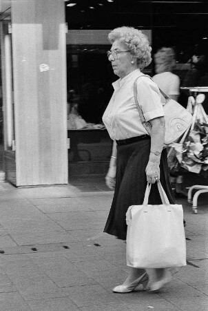 Dame mit zwei Taschen, in der Bielefelder Bahnhofstraße
