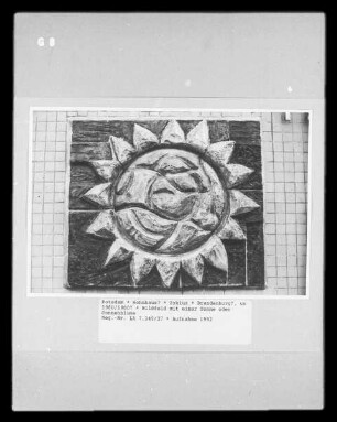 Bildfeld mit einer Sonne oder Sonnenblume