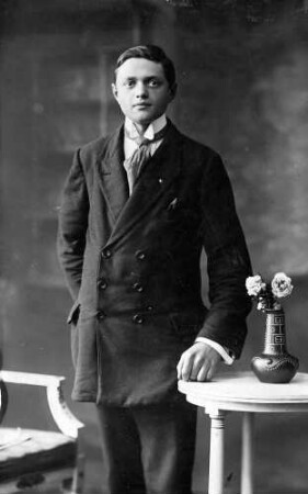 Porträt eines jungen Mannes, Paul Karch, im Anzug Feldpostkarte vom 24.04.1915 an Infanterist Heinrich Karch, Reserve-Lazarett, Engers am Rhein, aus Ruchheim von seinem Bruder Paul Karch