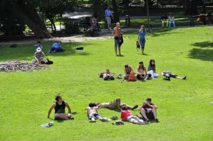 Burggarten in Wien : Leute sonnen sich auf der Liegewiese im Wiener Burggarten, 2008