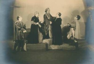 "Der Sturm" von William Shakespeare. Szene mit Paul Paulsen als Sebastian, Rudolf Schröder als Gonzalo, Friedrich Lindner als Prospero, Walther Kottenkamp als Alonso und Willi Kleinoschegg als Antonio; 5. Akt. Dresden: Schauspielhaus, 29.06.1930