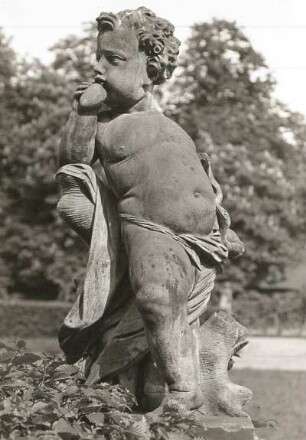 Putto: Kind mit Schlangen und Herz : Putto im Ehrenhof (Westausgang), Höhe 1,20m
