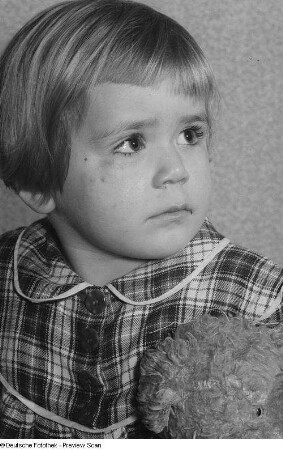 Portrait eines Mädchens mit einem Kuscheltier