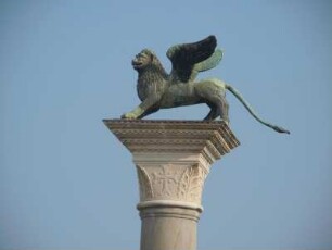 Venedig - Markuslöwe : Dieser geflügelte Markuslöwe steht auf einer Säule auf der Piazetta neben dem Dogenpalast. Aufgenommen am 3. Juli 2010 in Venedig