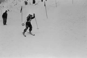 Pioniere beim Wettkampf im Skislalom : Teilnehmer bei der Abfahrt