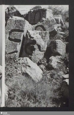 Agrigent. Steine mit den Nuten für die Seilzüge vom Gebälk des Tempels des olympischen Zeus