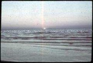 Sonnenuntergang mit Soldat an der Ostsee