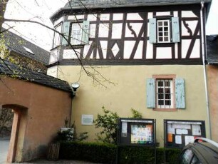 Stadtbild-Kirchhof der Pfarrkirche im Nordwesten-ehemaliges Stiftsgebäude (Gründung 1693-1803 Säkularisierung) über Schmalseite mit Obergeschoß in Fachwerk (Riegelbauweise)