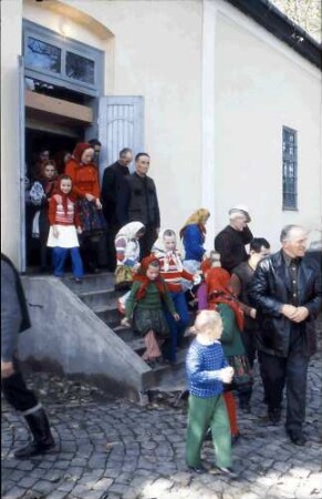 Huta Certeze: Trachtengruppen, Frauen und Kinder vor der Kirche