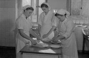 Auszubildende der Fachschule für Gastronomie in der Käthe-Kollwitz-Straße 48-50
