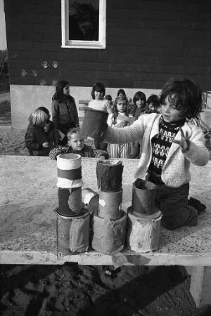 Ideenwettbewerb für die Kinder in der Bellenäckersiedlung um das beste Modell für einen Spielplatz, veranstaltet vom "Arbeitskreis soziale Randgruppen" des Evangelischen Gemeindedienstes