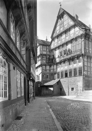 Hildesheim, Zur Domschenke : Hildesheim, Domhof 2. Weinhandlung zur Domschenke (1571-1572), links Gaststätte "Goldener Engel" (1548 begonnen)