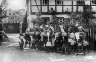 Kinderklöppelgruppe : re. das Wahner-Albert-Haus, Hintergrund: Gasthof zum Preßnitzthal (Engel-G.)