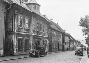 Straßenansicht : Blick in eine Straße mit Häusern aus dem 18. Jahrhundert und Automobilen.