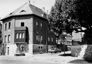 Sakramentsnische mit Kruzifix; Flörsheim, Pfarrer-Münch-Straße 7