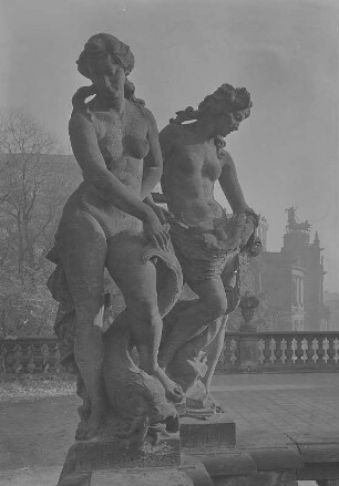 Nymphenpaar mit Delphin und Netz : Nymphenpaar mit Delphin und Netz. Sandstein (1924/1929; G. Wrba und Werkstatt). Dresden: Zwinger,Nymphenbad-Balustrade