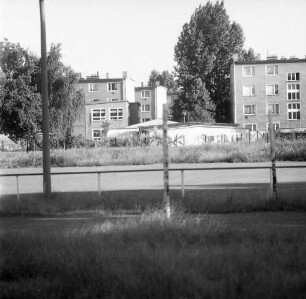 Berlin-Schöneweide, Köllnische Straße/Ecke Rudower Straße. Sportplatz. Blick gegen Baracken und Wohnblöcke