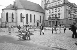 Marktplatz Durlach. Anbringung eines neuen Steinpflasters im Rahmen der Renovierung