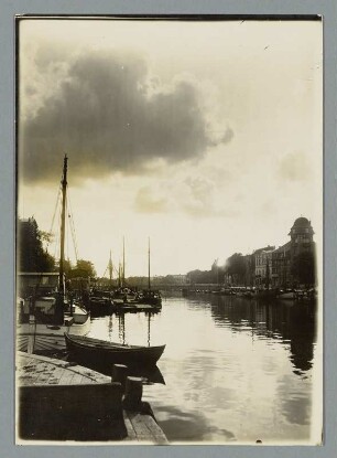 Im Fischereihafen von Warnemünde : Rostock-Warnemünde. Alter Strom, rechts Hotelbauten. Blick von Norden
