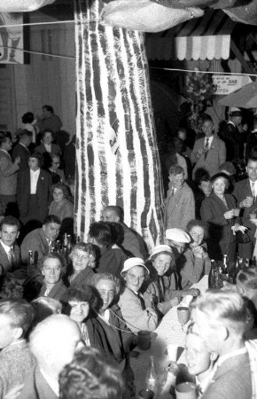 Basel (Schweiz): Hof-"Beize" mit bemaltem Baum