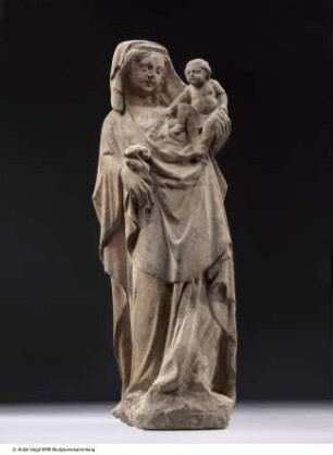 Stehende Maria mit Kind