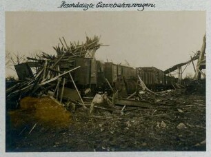 Foto eines durch feindliches Artilleriefeuer beschädigten Eisenbahnwagens auf der Grube Rudolf