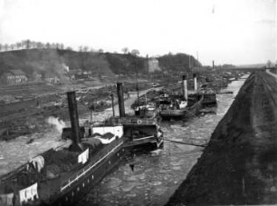 Lauenburg (Elbe). Elbe-Lübeck-Kanal (?). Frachtschiffe (Dampfer) im Hafen