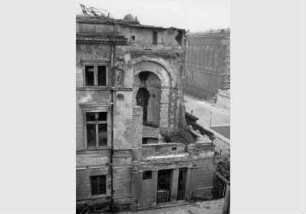 Blick vom Dach des Alten Museums auf den zerstörten Übergang und die zerstörte Fassade des Neuen Museums