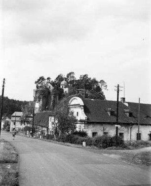 Bürgstein (Sloup v Cechách/Tschechische Republik). Blick zur Felsenburg Einsiedlerstein (Sloup)