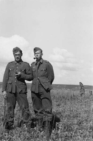 Zweiter Weltkrieg. Frontbilder. Sowjetunion. Zwei Angehörige der deutschen Wehrmacht vor ebener Landschaft