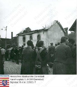 Ober-Ramstadt, 1938 November / Zerstörung und Brand der Synagoge / Schaulustige vor brennendem Gebäude