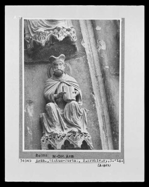 Sixtusportal — Rechte Archivolten — Kirchengelehrter