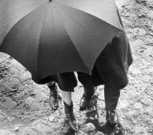 Hamburg. Schuddelwetter. Ein Paar unter einem Regenschirm.