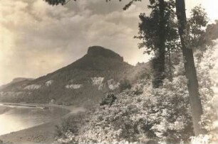 Sächsische Schweiz. Lilienstein. Blick vom rechten Elbufer unterhalb von Prossen