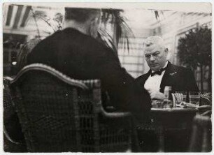 Auf der "Mauretania". Der Chefingenieur beim Kartenspiel im Wintergarten