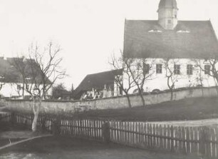 Ortsteilansicht mit Kirchhof und Pfarrkirche. Ansicht von Süden