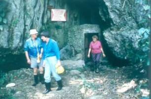 Costa Rica. Touristen beim Verlassen der Venado-Höhle, eine der größten Costa Ricas