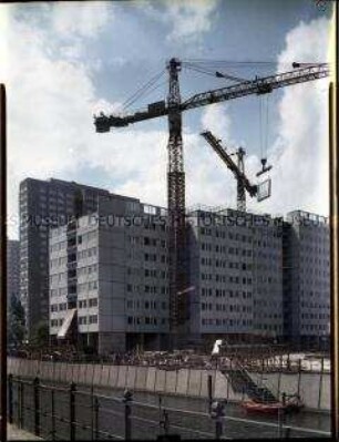 Plattenbauten im Bau