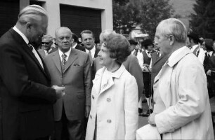 Bernau: Preisträgerin 1971, Irma Grabhorn mit Altbundeskanzler Kiesinger und Senatspräsident Dr. Schwoerer