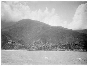 La Guaira, Venezuela. Blick von einem Hochseepassagierdampfer der Hapag auf Küste mit Ort und Hafen vor Bergmassiv Ávila