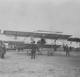 Start eines Farman-Doppeldeckers : Technikgeschichte | Fliegende Menschen | Flugzeuge | Flugplatzbetrieb und Flugzeugbau