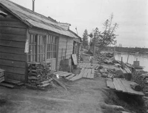 Saisonsiedlung am Horonai-gawa (Poronai) : Hütte und Holzreste am Flussufer