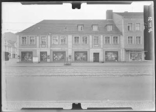 Potsdam, Friedrich-Ebert-Straße 98. Wohnhaus mit Läden. Straßenfront