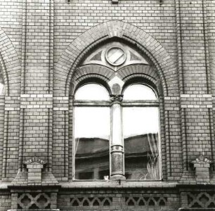 Cottbus, Rudolf-Breitscheid-Straße 1/Ecke Taubenstraße. Verwaltungsgebäude (um 1900; Finanzamt, ehemals Rat der Stadt), Fenster (1. Obergeschoß, Rudolf-Breitscheid-Straße)