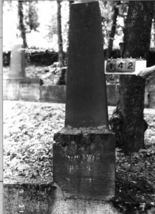 Grabstein 142 (Index: 99790463) Maße HxBxT: 168x26x26 cm: Grabstein 142