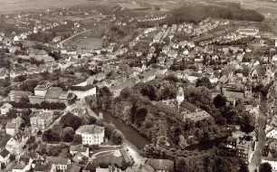 Luftbild: Blick auf den nördlichen Teil der Altstadt. Detmold. im Vordergrund das Schloss, links das Direktionsgebäude des Landesmuseums,. darüber das Landestheater